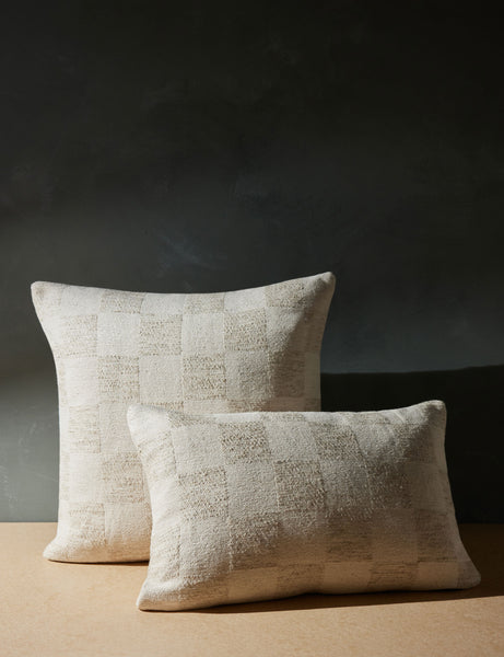 #style::lumbar #fill type::with-feather-down-insert #color::natural #fill type::pillow-cover-only